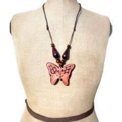 Collier mi-long Pendentif Papillon en Bois décor en Batik Artisanal