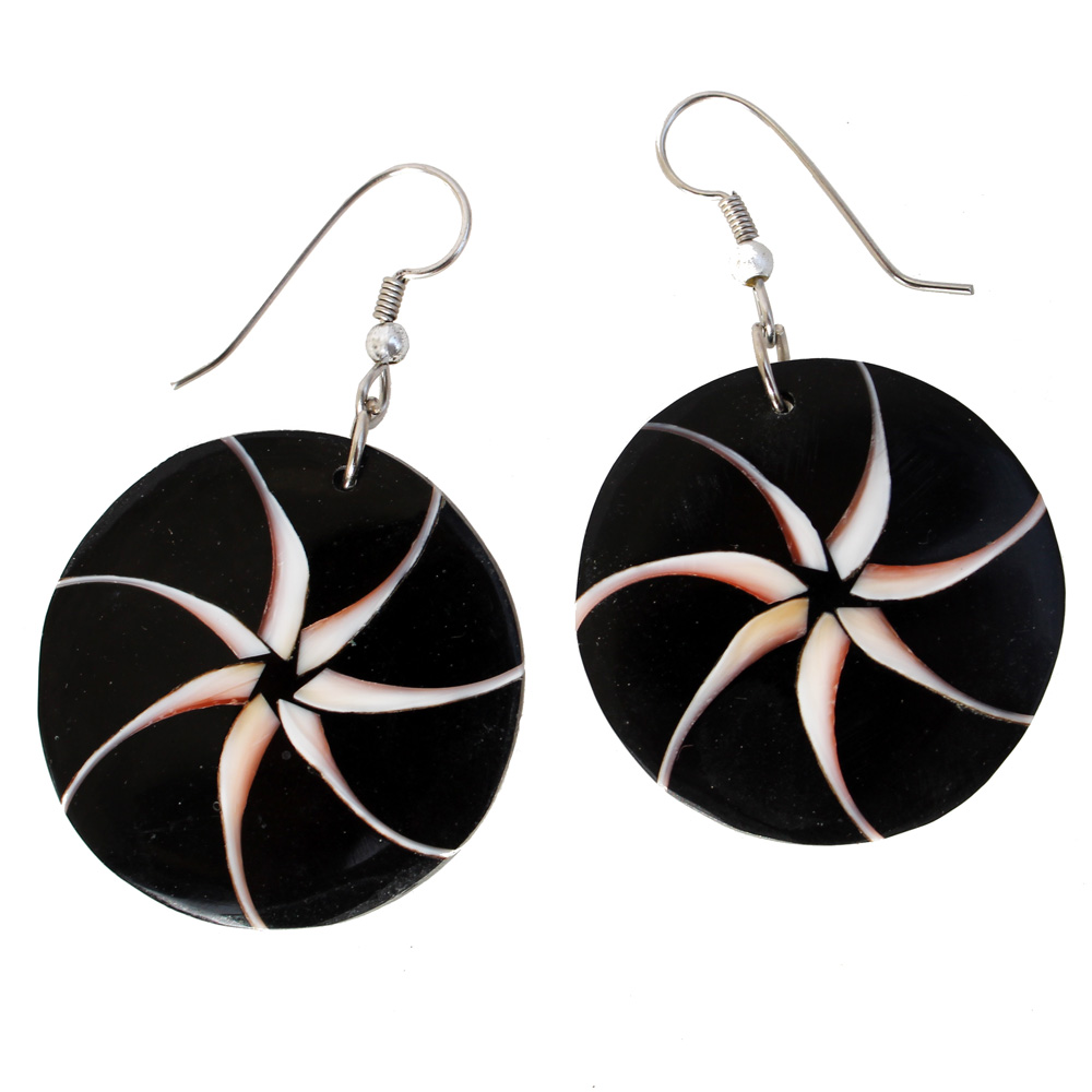 Boucles d'oreilles motifs en coquillage sur résine noire