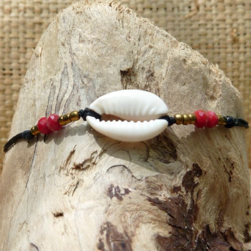 Bracelet cauris sur fils noirs & perles à facettes rouges et rocailles bronzes