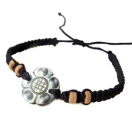 Bracelet fleur balinaise en nacre sur cordon macramé noir ajustable