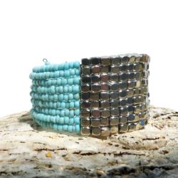 Bracelet manchette en perles de rocaille turquoises et perles métal