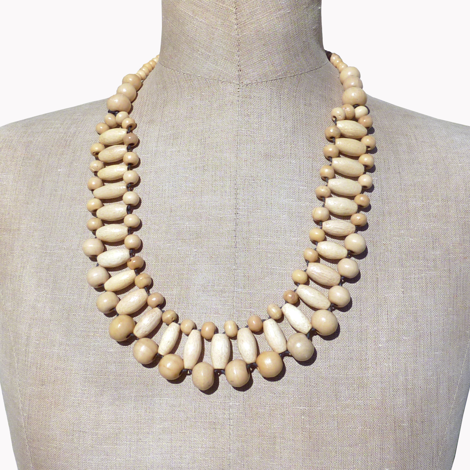 Collier en bois clair original en perles de bois de couleur naturelle