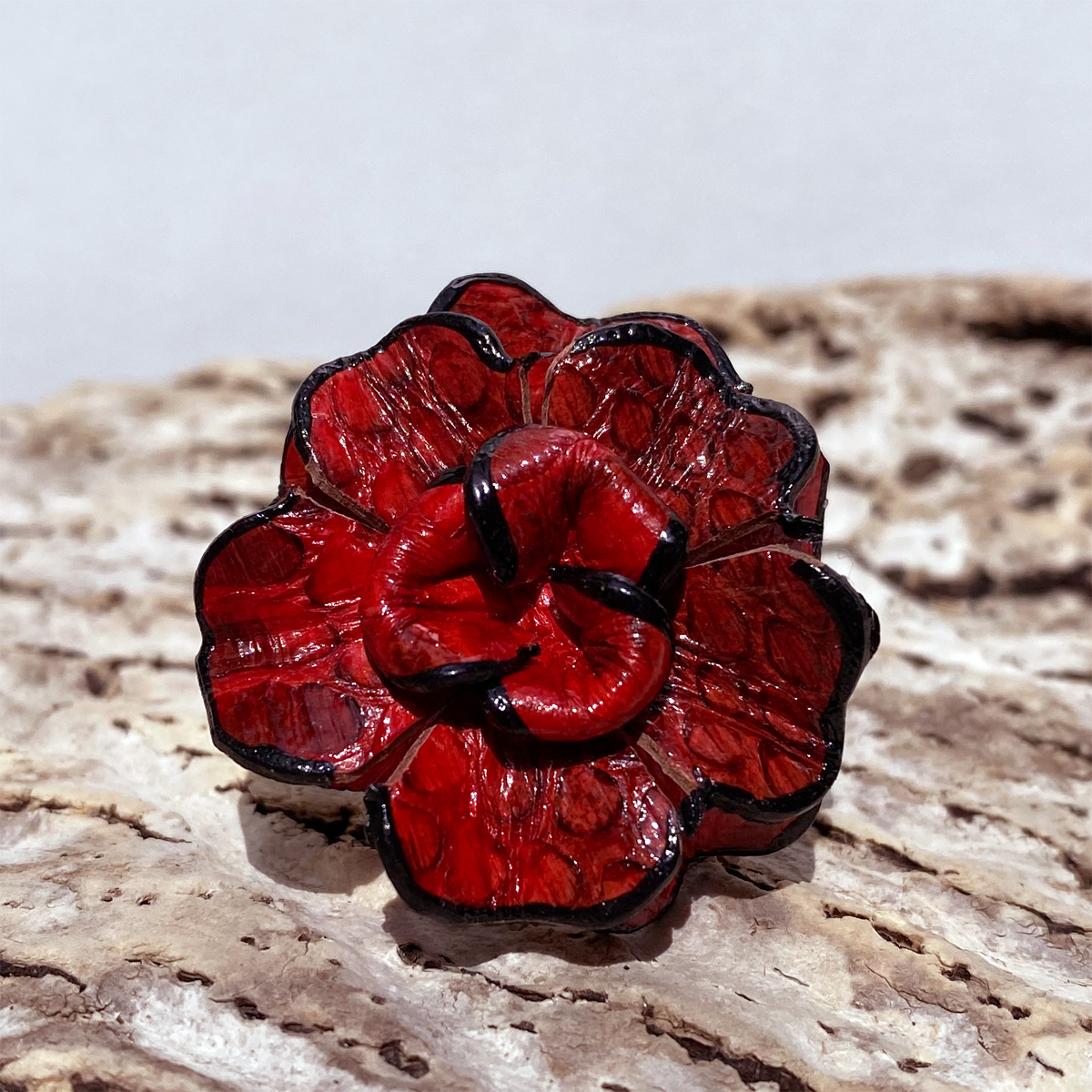 Bague Fleur en cuir couleur Rouge et noir taille ajustable