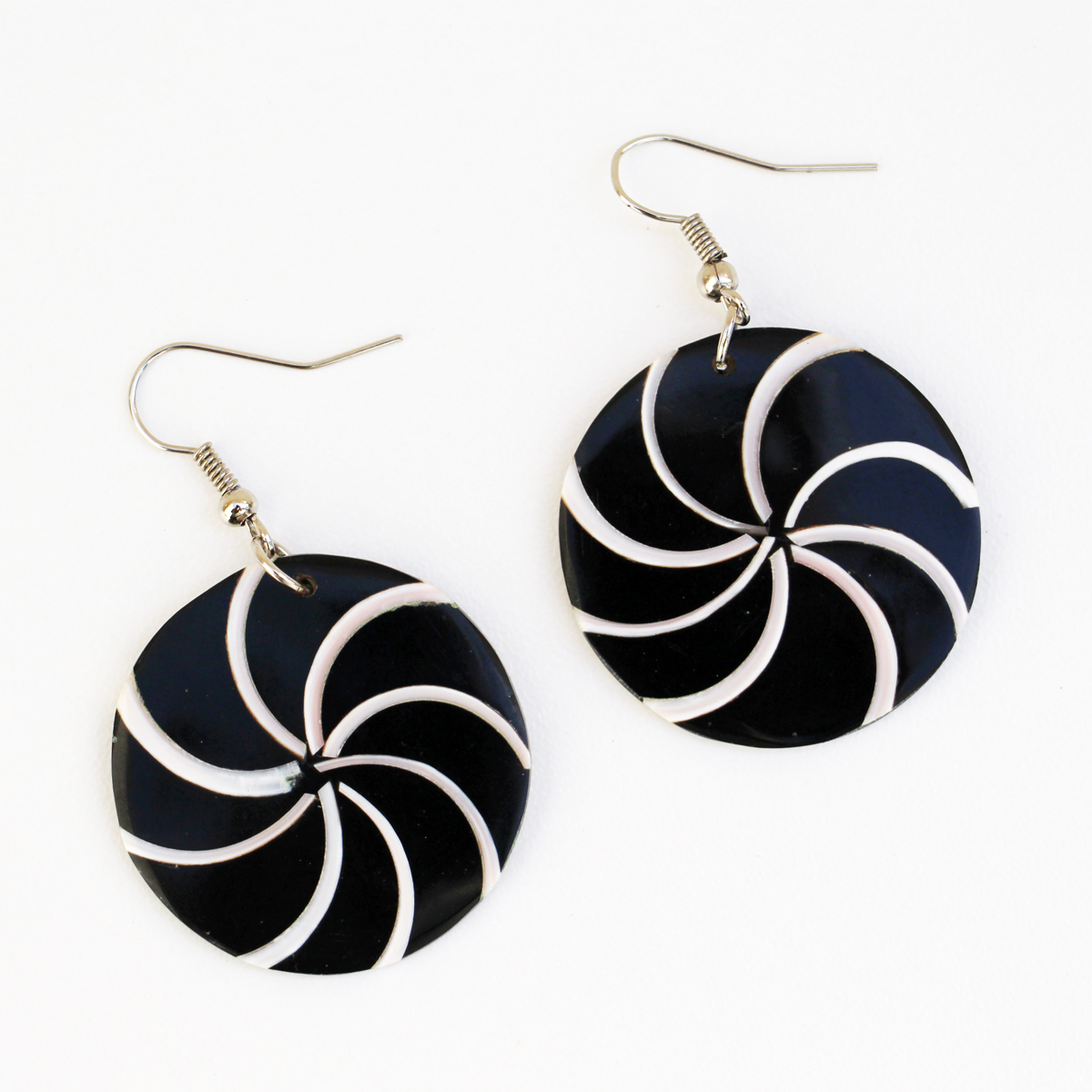 Boucles d'oreilles rondes inclusion de coquillage sur résine noire