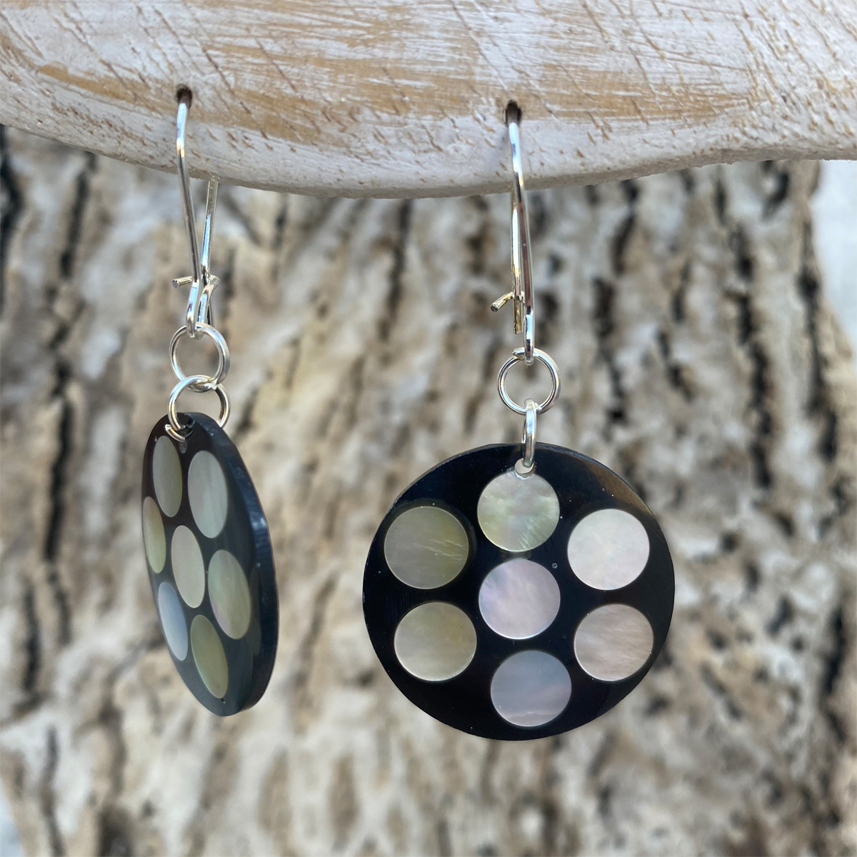 Boucles d'oreilles rondes noires avec points de nacres