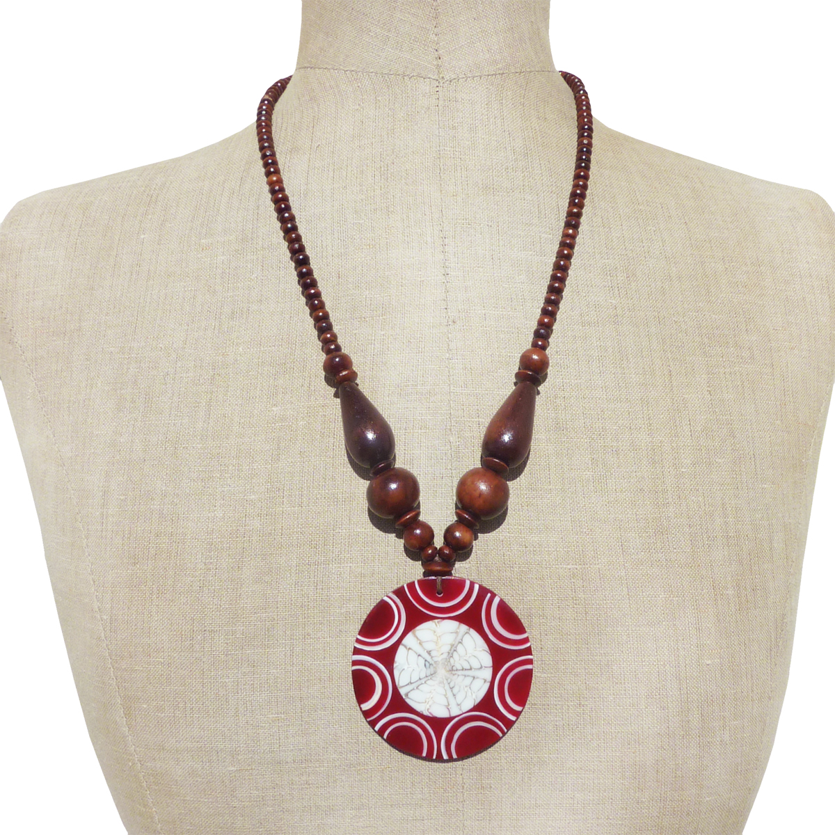 Collier en bois mi-long Médaillon Rouge en résine et coquillages