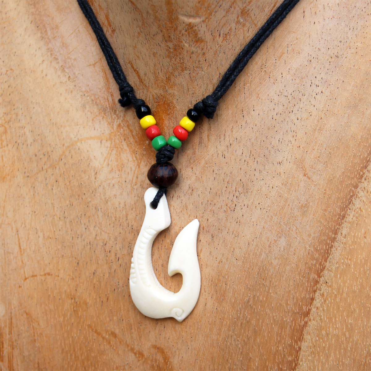 Pendentif hameçon en os sculpté sur collier cordon ajustable