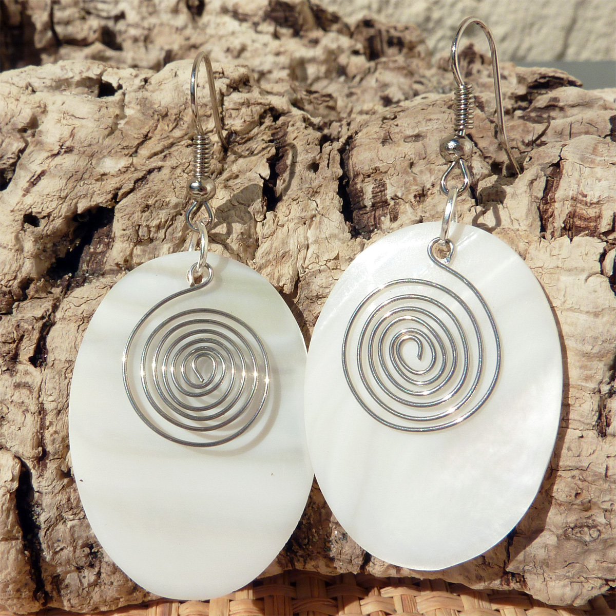 Boucles d'oreilles en Nacre Blanche ovales avec Spirale en Métal