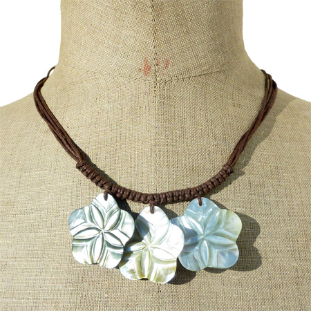Collier Fleurs en nacre naturelle gravée 