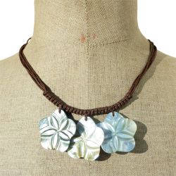 Collier Fleurs en nacre naturelle gravée 