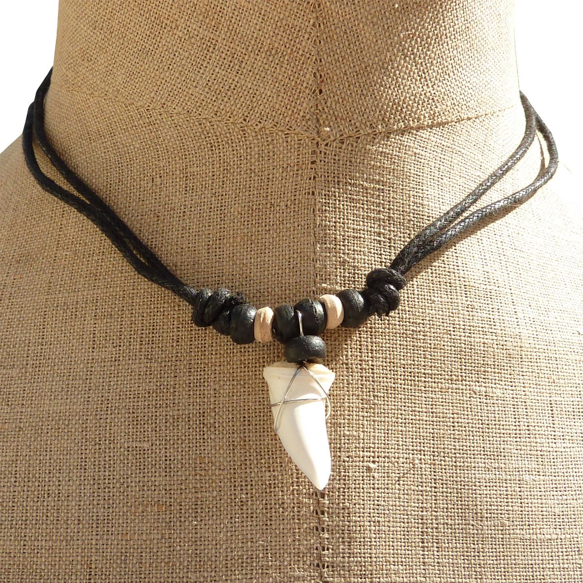 Collier dent de requin véritable sur cordon collier surf de Bali Collier dent de requin véritable sur cordon collier surf de Bali
