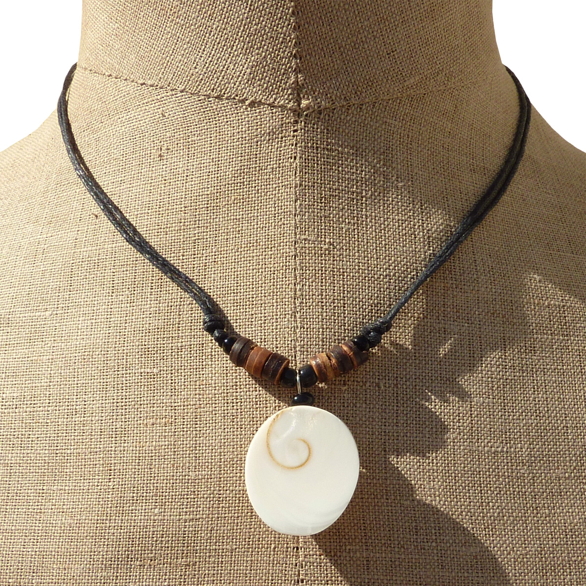 Collier cordon noir pendentif gros Oeil de Lucie naturel entier