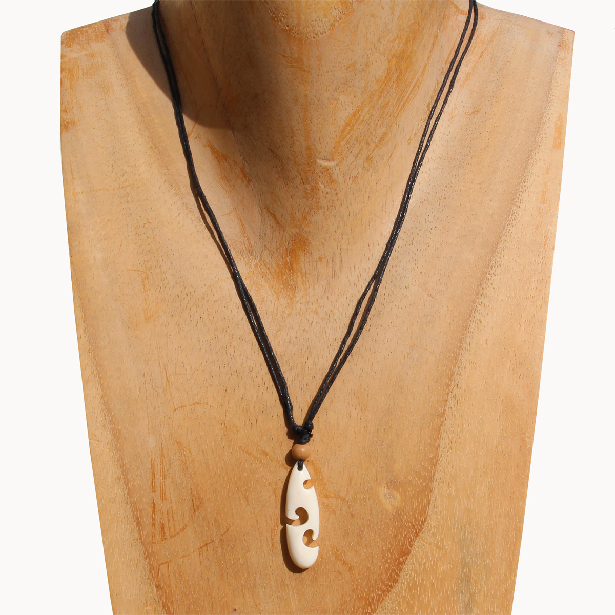 Pendentif tribal en os  style tiki sur collier cordon ajustable