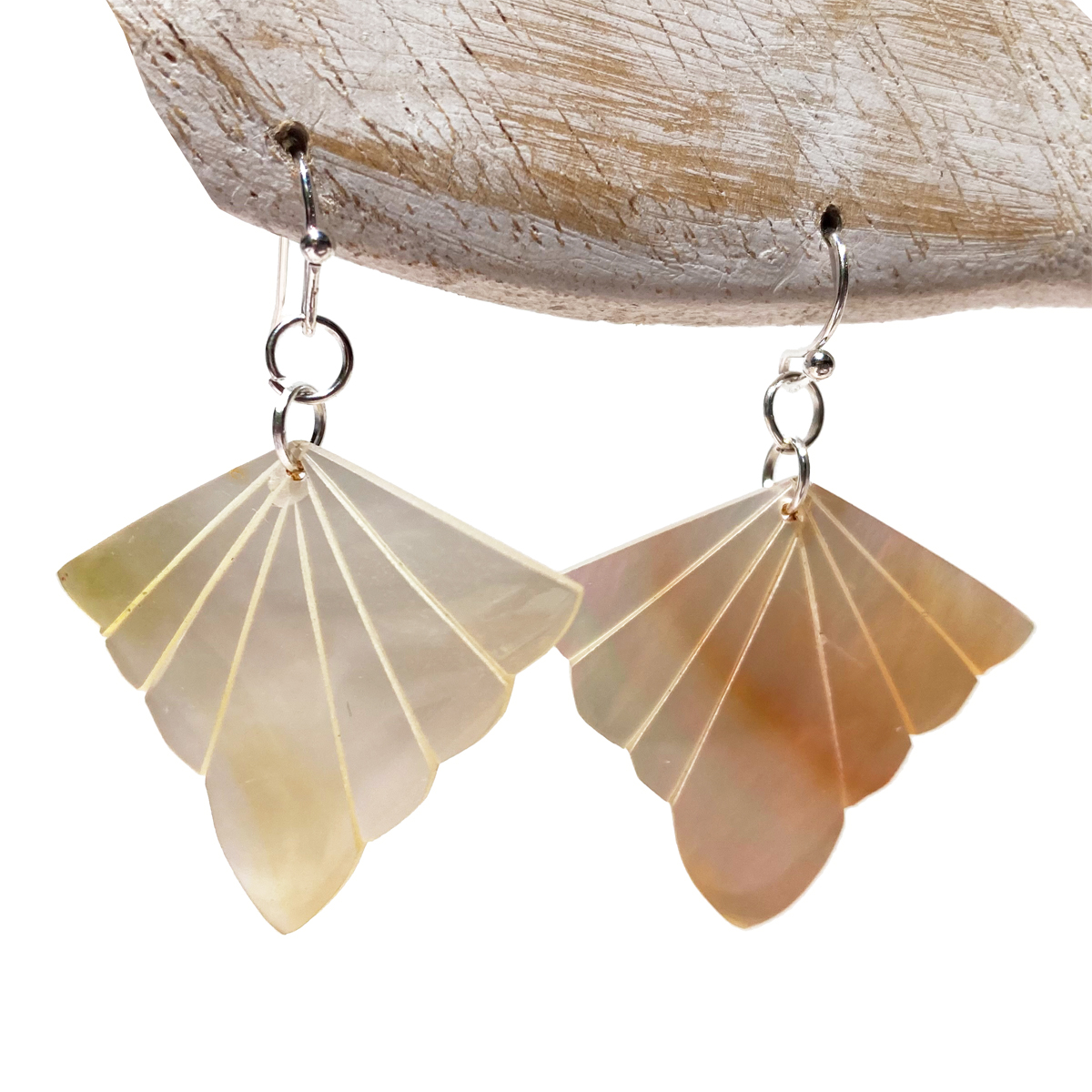 Boucles d'oreilles artisanales en nacre naturelle forme originale