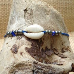 Bracelet cauris sur fils perles à facettes bleues et rocailles argentées