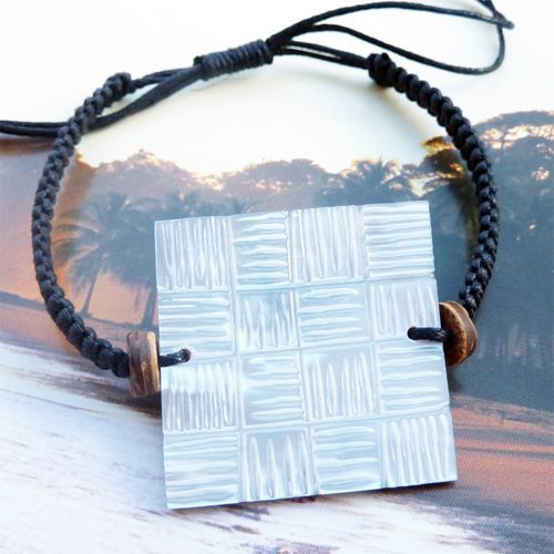 Bracelet cordon ajustable avec Nacre claire carrée gravure à damiers
