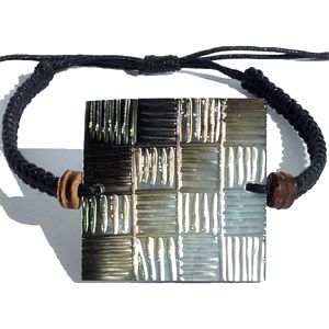 Bracelet cordon ajustable avec Nacre carrée gravure à damiers