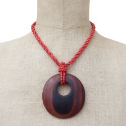 Collier torsade en perles de rocaille rouges Pendentif rond en bois naturel