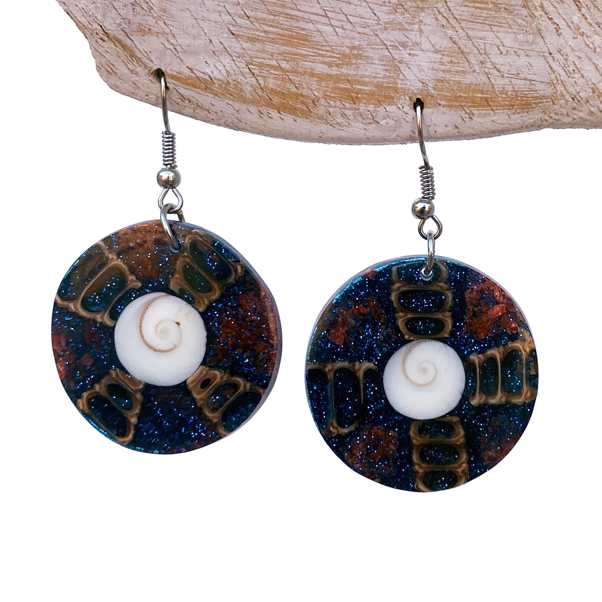 Boucles d'oreilles oeil de Lucie avec résine coquillages et paillettes bleues