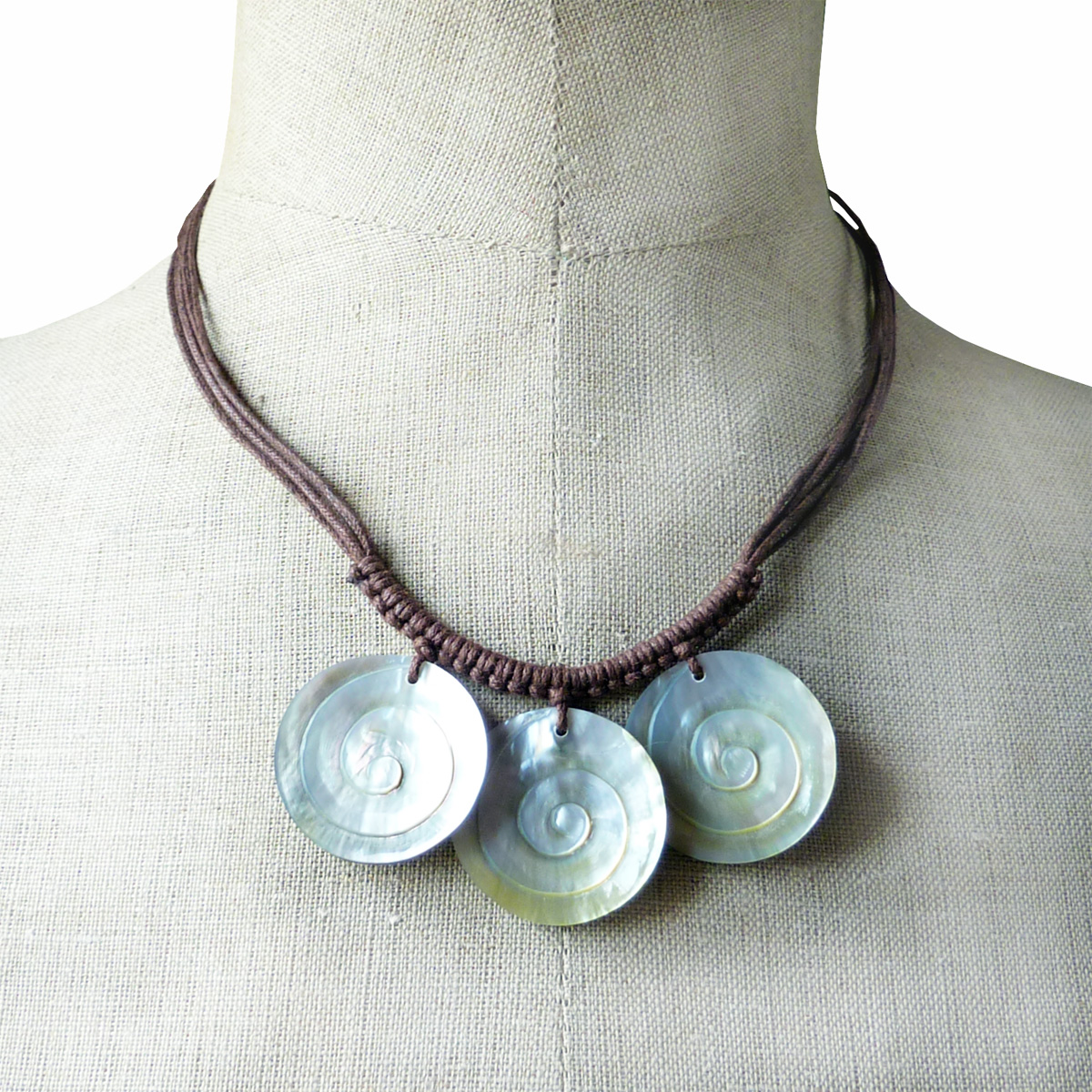 Collier 3 Spirales en nacre gravée sur cordons marrons