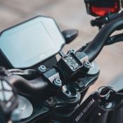 Support universel de smartphone tubulaire sur guidon de moto