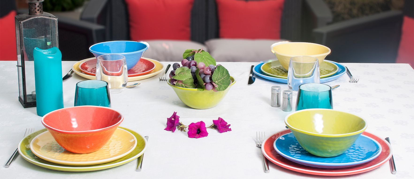 Collection of unbreakable crockery in colored melamine