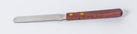 Couteau à pain avec manche en bois marron foncé
