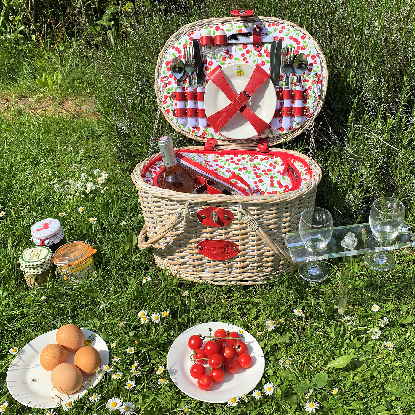 Panier pique-nique Cheverny en osier blanc patiné doublé d'un tissu motif cerises