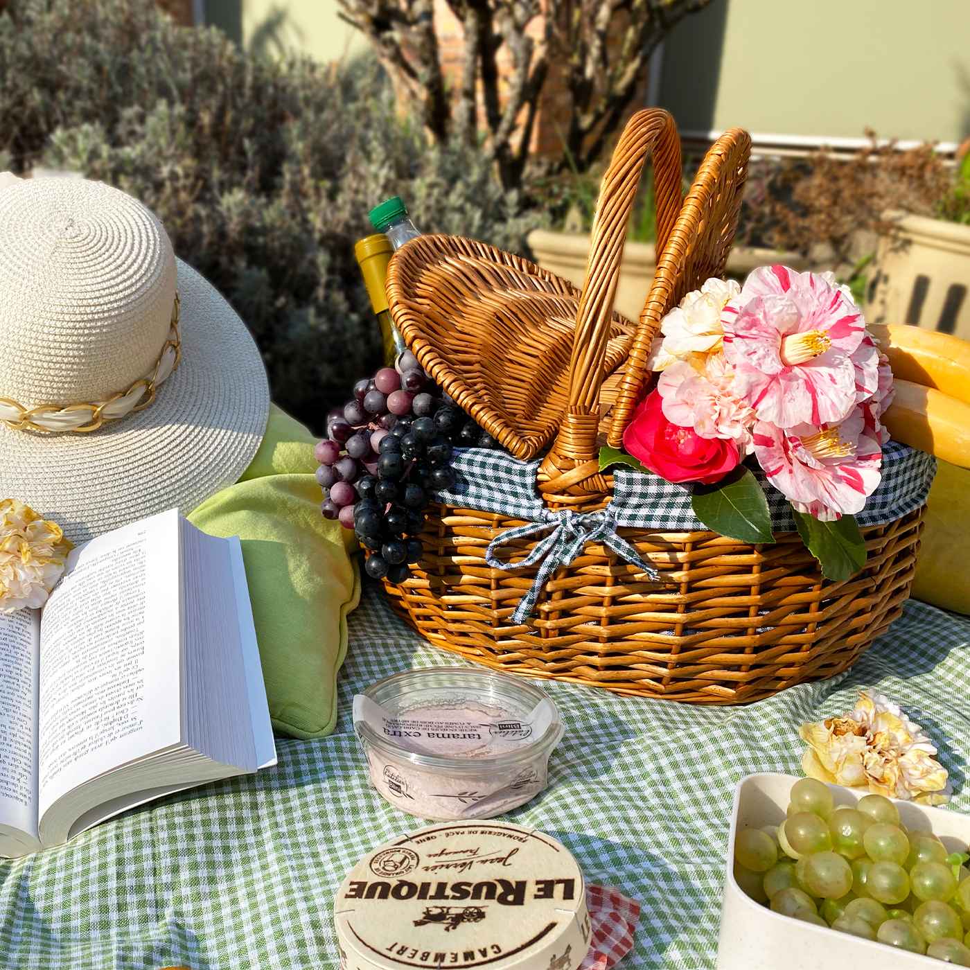 Panier Campagne en osier vide doublé d'un tissu vichy vert foncé sur une nappe vichy vert pomme