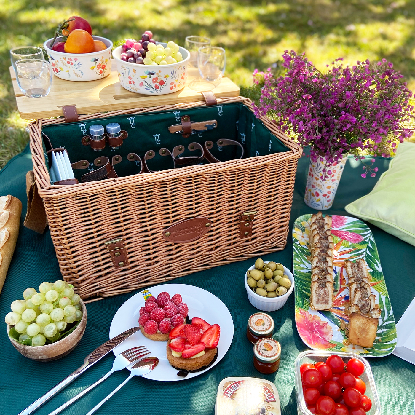 Panier en cuir Saint-Honoré vert 4 personnes sur sa nappe