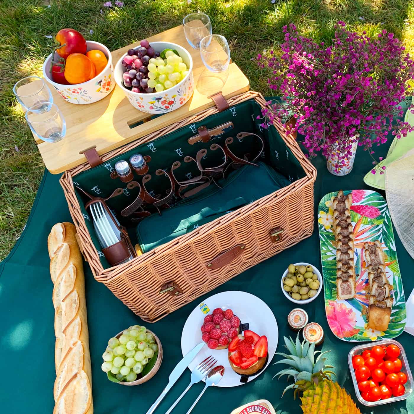 Panier pique-nique Saint-Honoré vert sur sa nappe verte