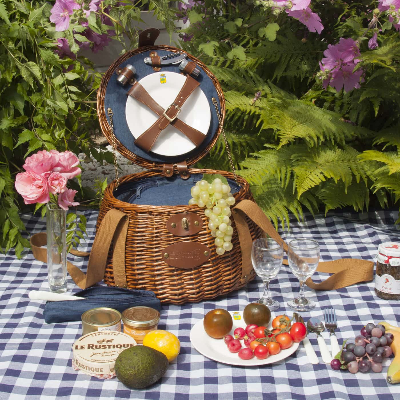 Panier pique-nique Tuileries 2 personnes de forme ronde en osier et doublé d'un tissu bleu jean