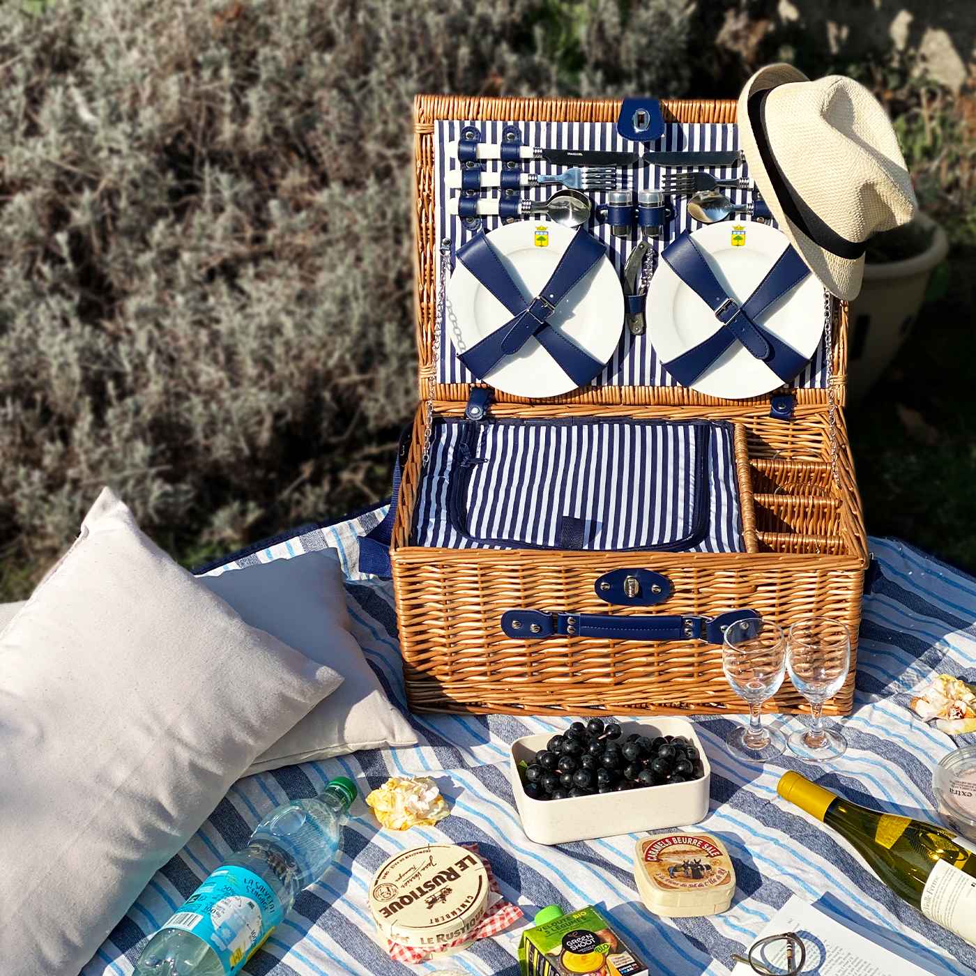 Panier pique-nique Fontainebleau 2 personne en osier doublé d'un tissu à rayures bleues et blanches verticales