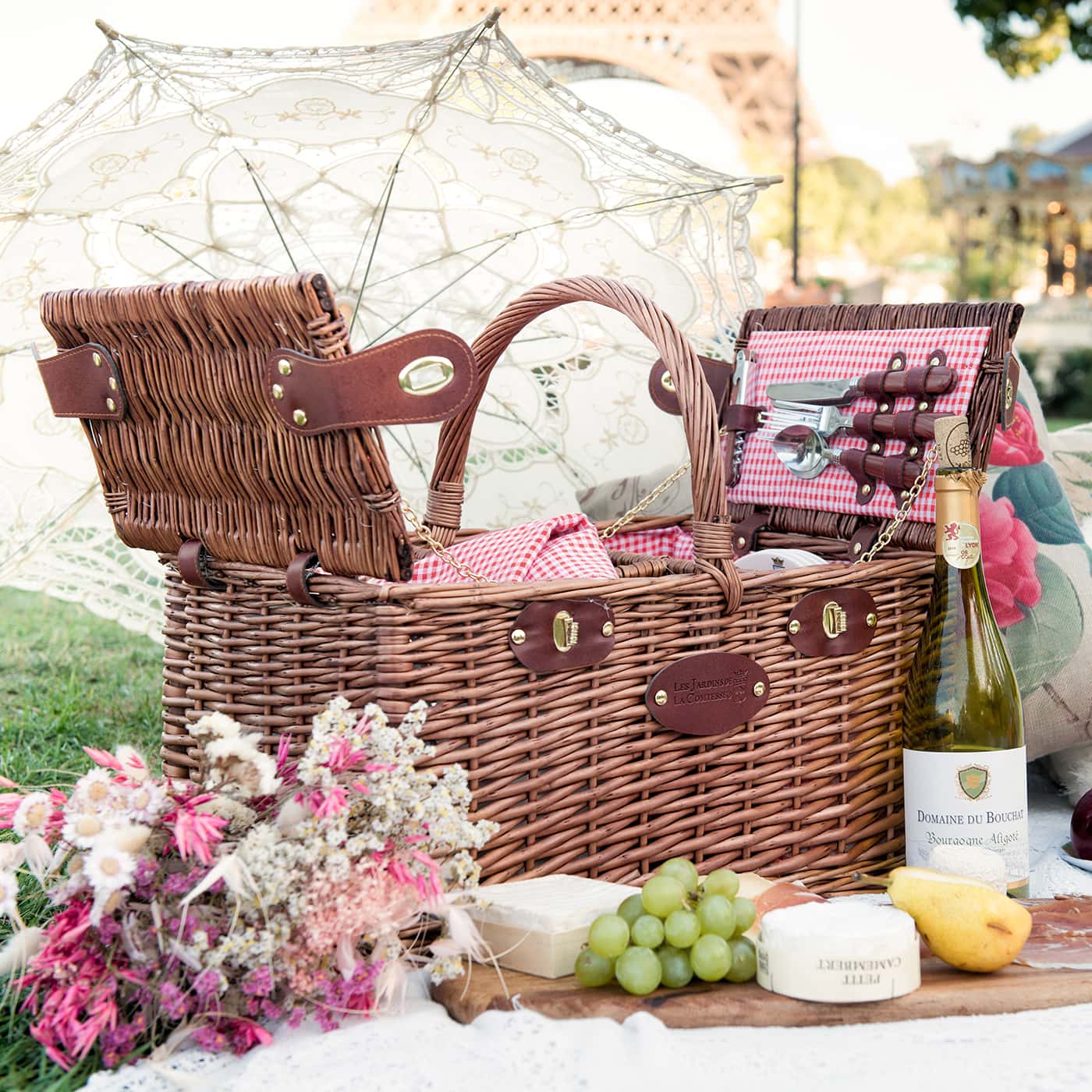 Panier pique-nique Saint-Germain 4 personnes en osier doublé d'un tissu vichy rouge