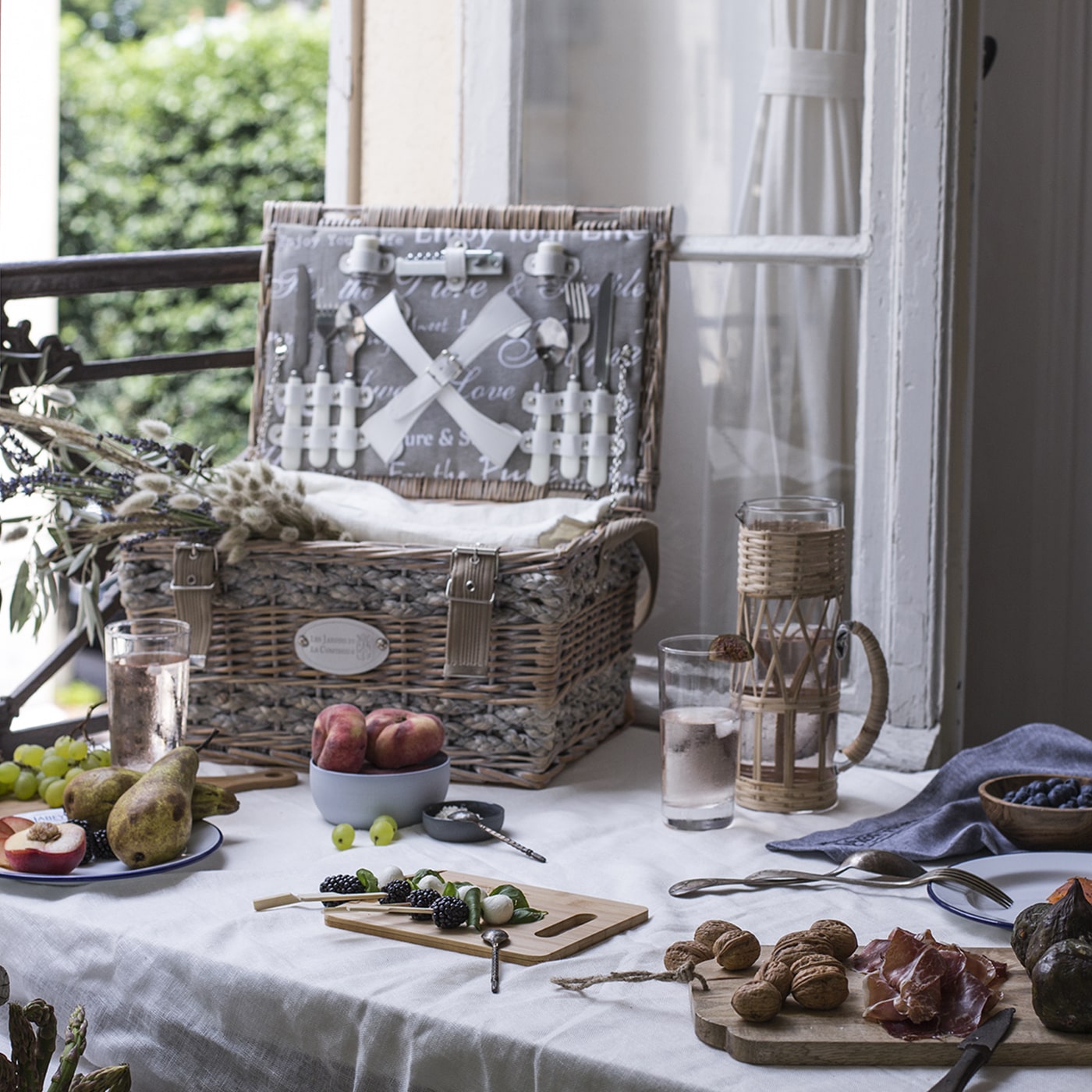 Panier pique-nique Love 2 personnes en osier avec cordage doublé d'un tissu avec inscriptions