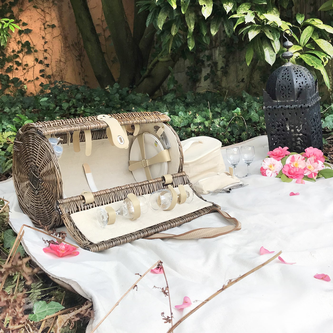 Panier pique-nique Opéra 4 personnes de forme cylindrique en osier clair